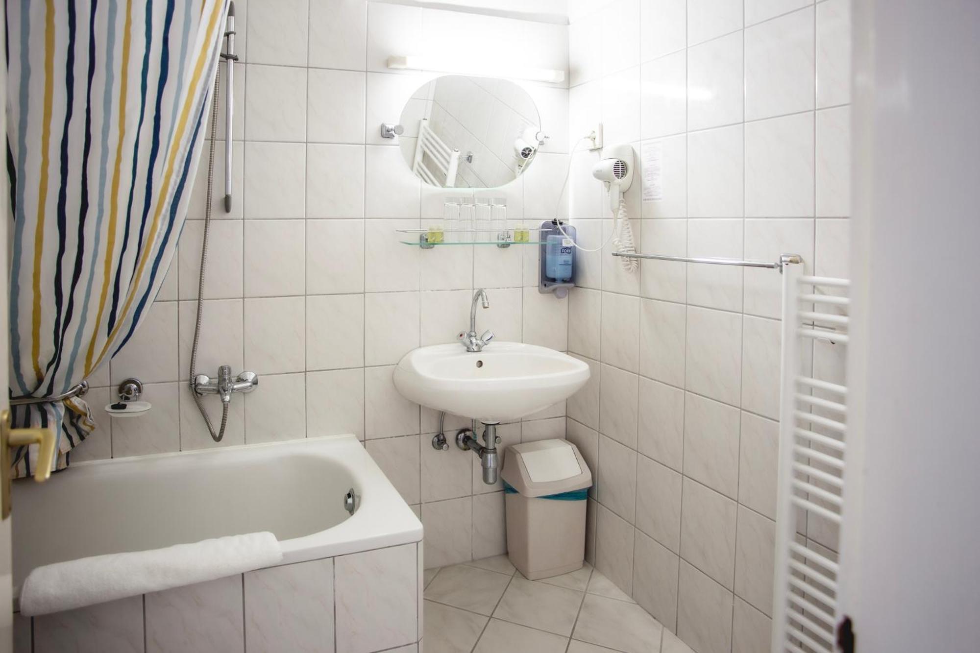 Hotel Kapos Kaposvar Bagian luar foto