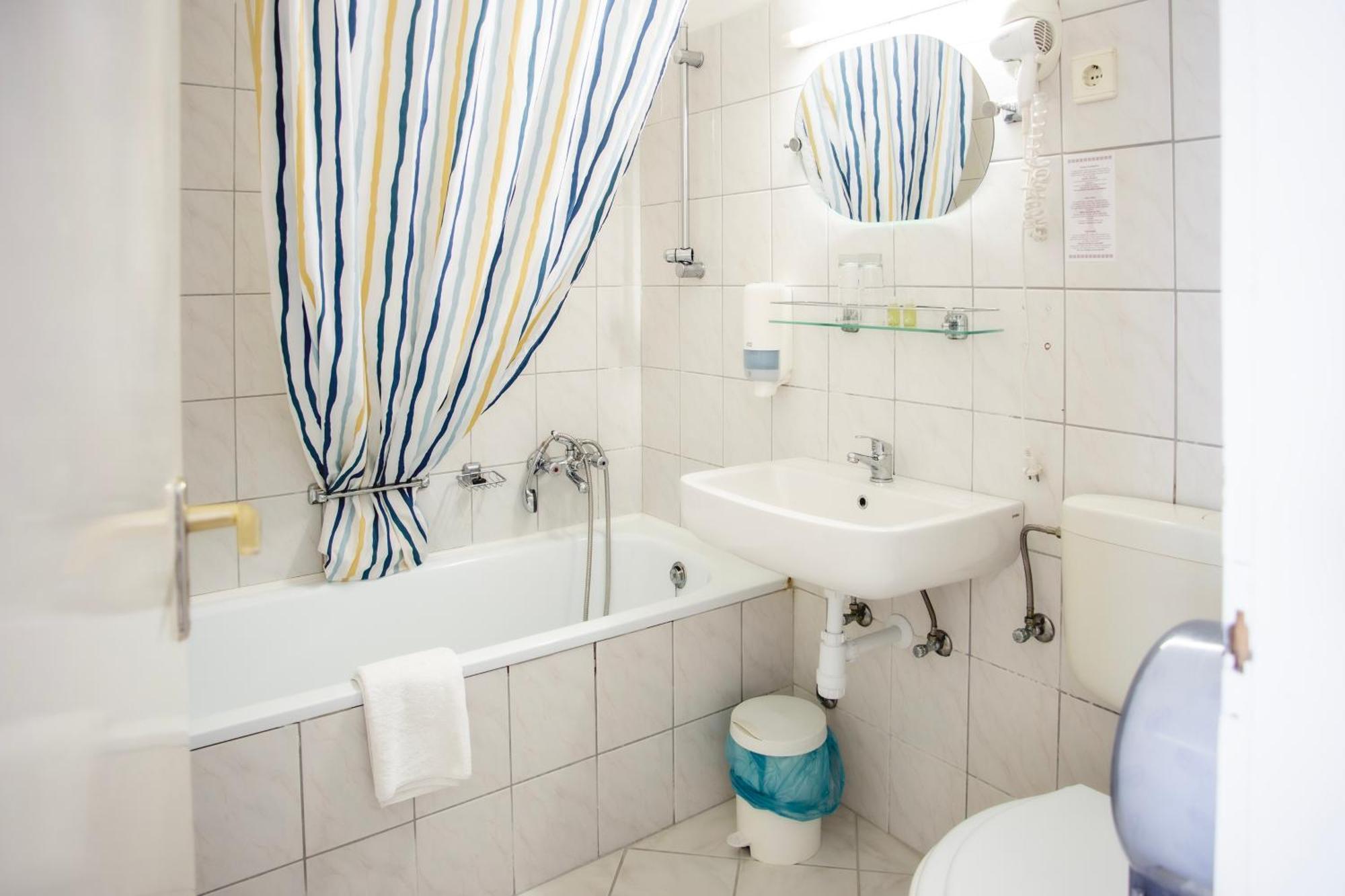 Hotel Kapos Kaposvar Bagian luar foto